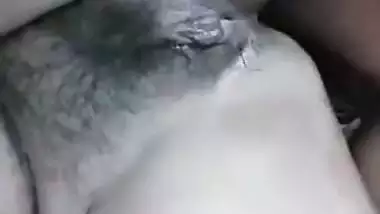 Man licks his young GF’s hairy pussy in Indian porn
