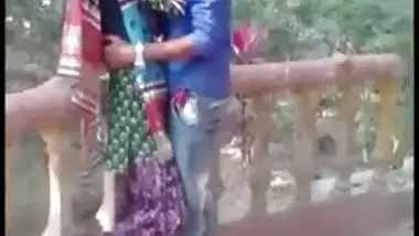 Outdoor Desi mms clip of slim Indian gal caught kissing her lover