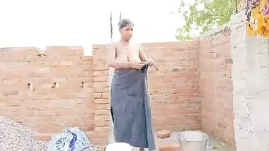 Indian nude video of a big boob bhabhi bathing outdoor