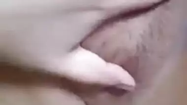 Solo XXX video of horny Desi wench satisfying pussy on the bed