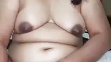 Mature South Indian Aunty Dildoing With Veggie