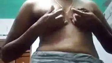 Topless Tamil girl MMS phone sex video with audio