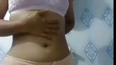 Sexy Muslim Bhabi showing her naked sss