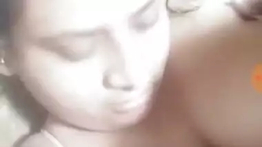 Gorgeous college girl exposing her big boobs desi scandal MMS