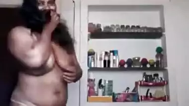 beautiful mallu aunty stripping showing juicy tits