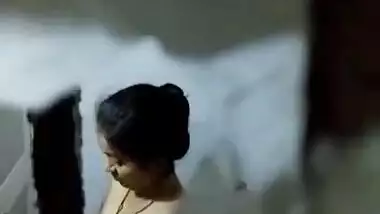Indian aunty bathing hidden cam