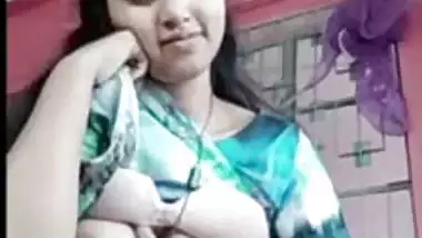 Cute Bengali Desi XXX girl showing her boobs on video call