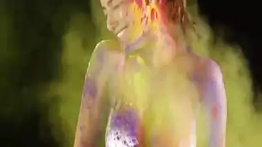 Poonam Pandey ki nangi ho kar sexy style me Happy Holi