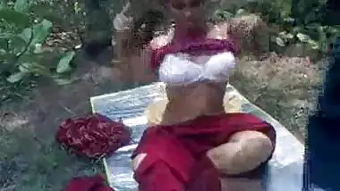 Punjabi sex video of a big boobs house wife enjoying an outdoor sex
