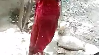 Bangladeshi Married Boudi Bathing Secretly Captured By Neighbour