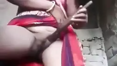 Desi porn of Dehati Bhabhi who has XXX fun with rolling pin in pussy