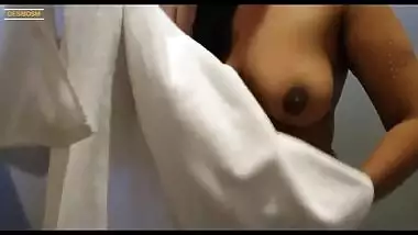 srilankan wife having bath valentine day leaked video