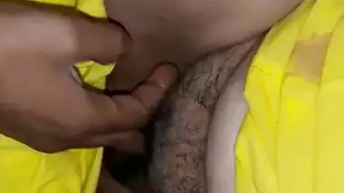 Desi Villlage bhabhi pussy fignering by hubby