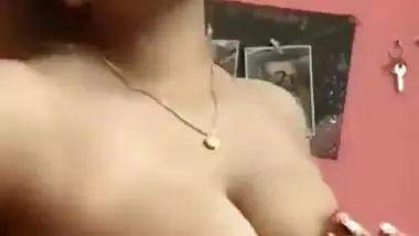 Desi hot girl pressing her boobs leaked mms