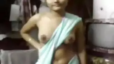 Desi bhabhi showing her big tits wearing a sari