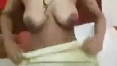 Desi hot naked MMS clip taken by her sex partner