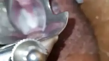 Sri Lanka girl Experiencing Pussy vaginal expansing toy