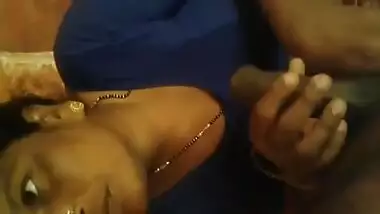 INDIAN DESI AUNTY FIRST TIME BLOWJOB