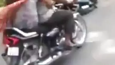 punjabi aunty giving jerking on bike