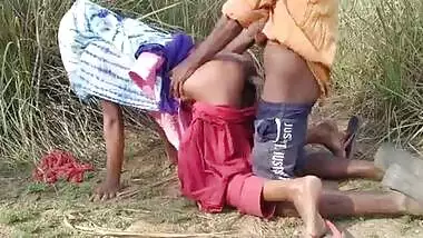Indian pervert fucks a labor girl outdoors in the desi bf