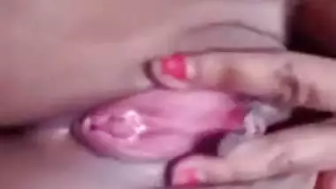 Desi woman sets camera down there and starts sex show focused on twat