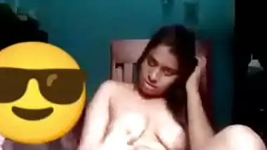 Chubby horny girl fingering pussy nude on cam