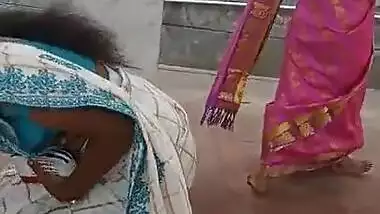Tamil hot young girl side boobs in saree at temple HD