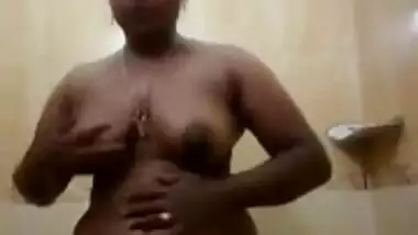 Hot tamil aunt taking shower 