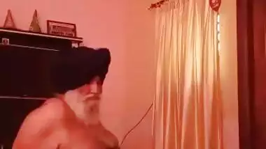Aged Punjabi uncle tries to fuck his maid