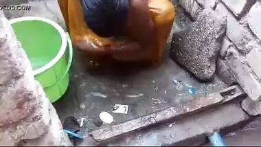 Desi outdoor bath of a teen girl to her lover