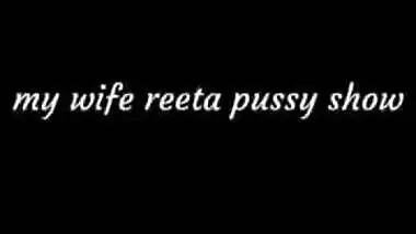 Reeta Bhabhi pussy show and peeing