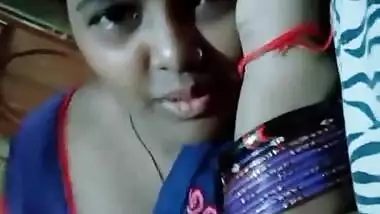 Mumbai house wife priya exposing milky cleavage and navel