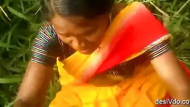 Indian village bhabhi outdoor boob show