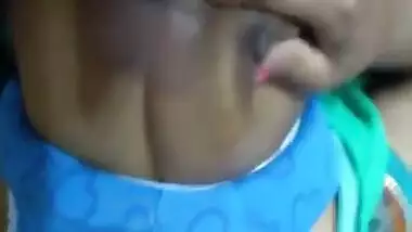 Desi aunty cummed on boobs