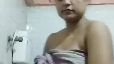 Bigboob Desi Bhabi Make Video For Hubby While Bathing