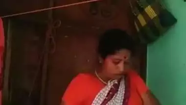 Aunty recording her changing video