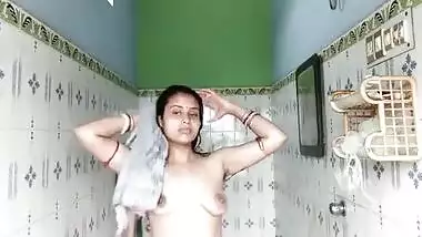 Bhabhi bathroom – Solo bathing video