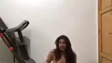 Pakistani naked lady dances like a slut on camera