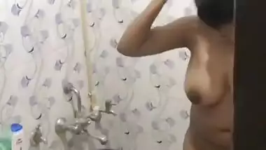 Sexy Lankan Girl Bathing Record her Hidden Cam