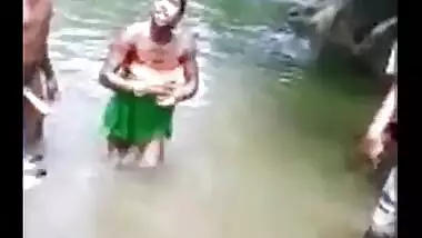 Desisex movie of a juvenile pair enjoying outdoor sex in a pond