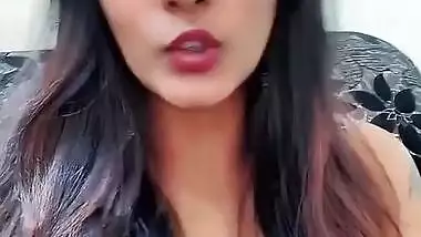 Meera Mithun Sexy Cleavage Clip
