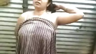 Latest Desi gal bare bath selfie movie scene
