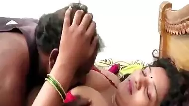 Nipple slip of a bhabhi in a Kannada porn movie