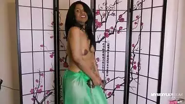 Horny Lily Indian POV Pornstar In Green Sari Dirty Talking With Fans