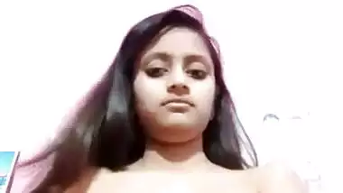 Cute girlfriend topless round boobs show viral MMS