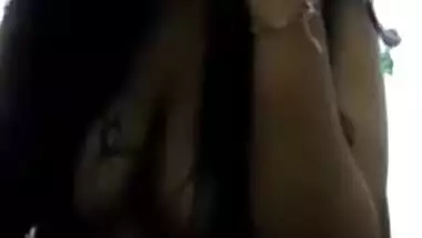 Srilankan Milk Tanker Girl Displaying Her Nude Body On Cam