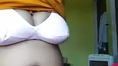 Desi village bhabi show her hot pussy