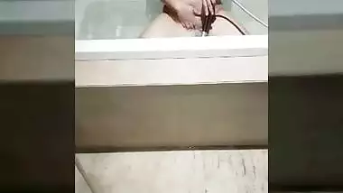 Ravina Fingering in Bathtub