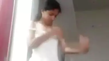 Sexy Tamil college chicks love to strip