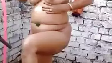 Desi diva hints at sex washing her plump body in front of her friend